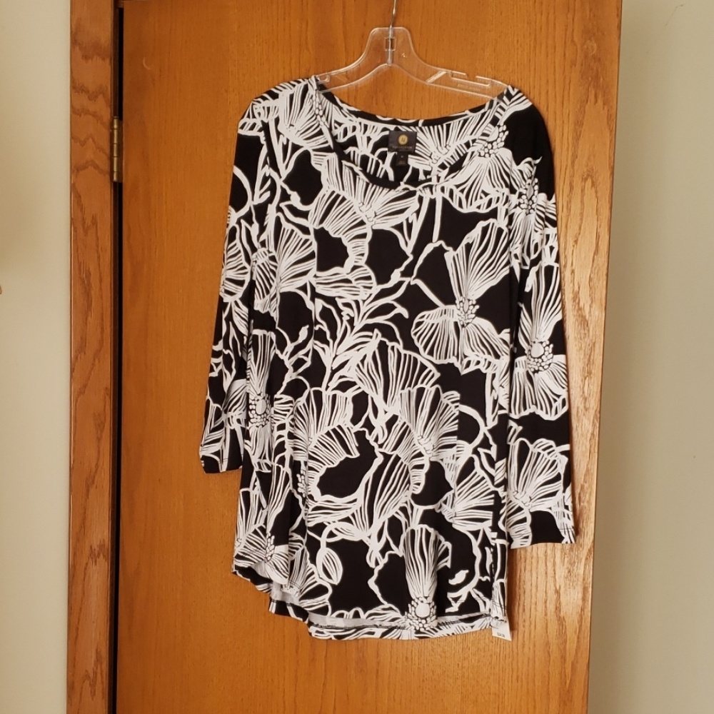 JM Collection b&w top. Size XL.